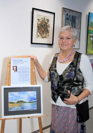 Tiedosto:Kirsi Rajapuro Vuoden Arttellainen Taiteilija edit.jpg