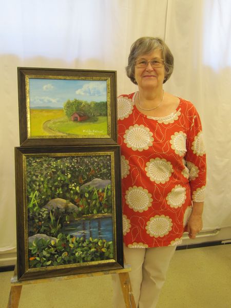 Tiedosto:Pirkko halvari Taulujen kanssa.jpg