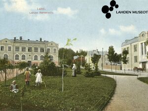 Vuorikadun koulu ja puisto jossa leikkiviä lapsia, kuvattu ennen 26.1.1915. Kuvan lähde: Lahden kaupunginmuseon kuva-arkisto.