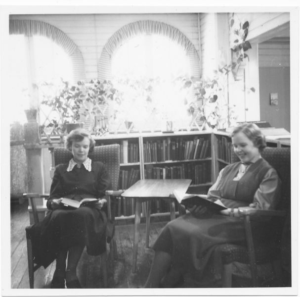 Tiedosto:Pääkirjasto virkailijat1955.jpg