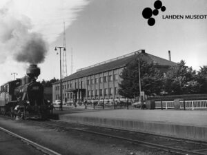 Lahden rautatieaseman päärakennus ja asemalle saapuva höyryjuna, 1954. Kuvaaja: Eino Mäkinen. Lähde: Lahden kaupunginmuseon kuva-arkisto.